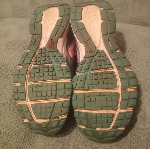 Nike - Picture 3 of 3